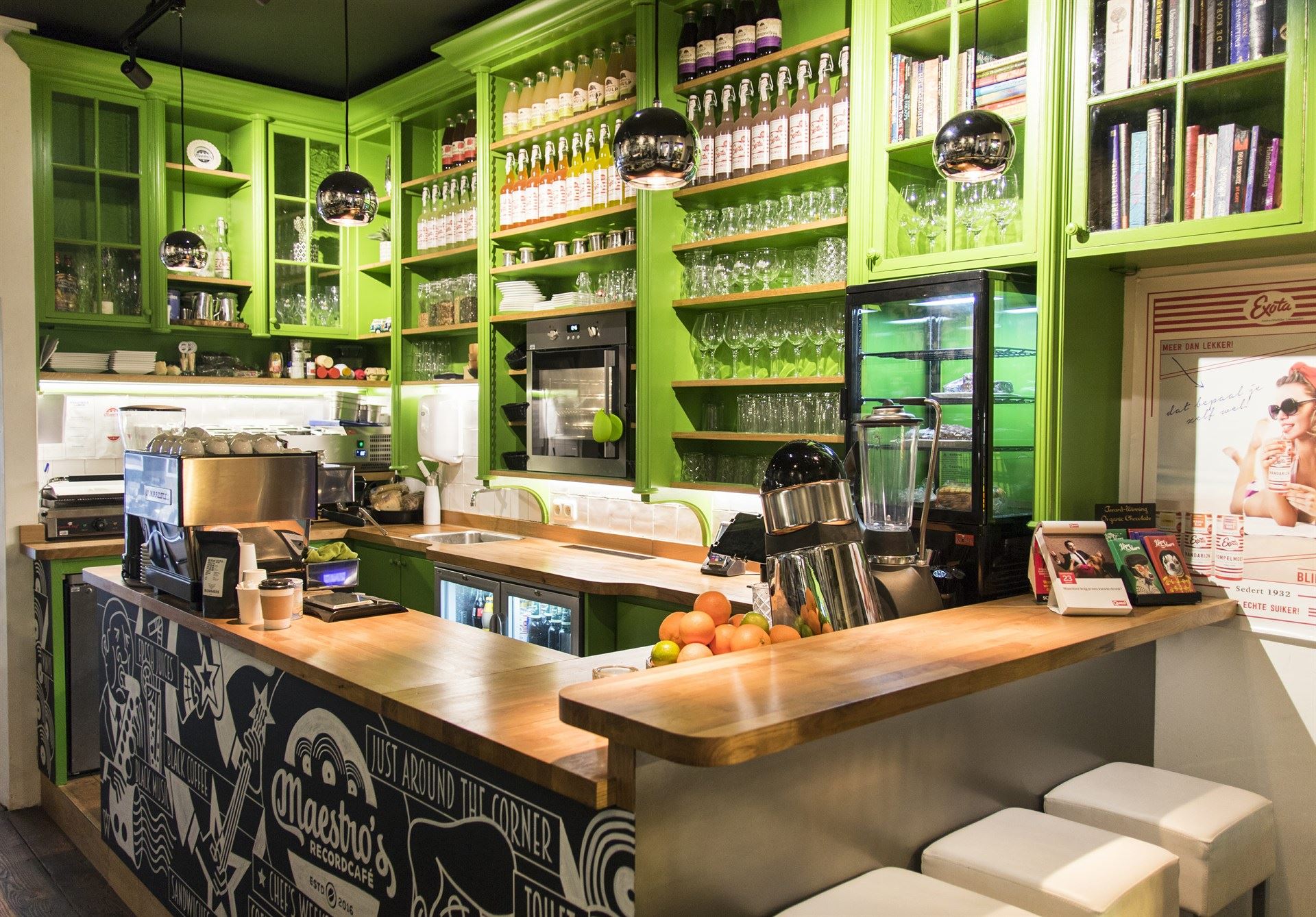 Voorbeeld restaurant bar groen interieurbouw en timmerwerk